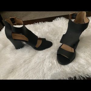 Size 9 thick heeled boots